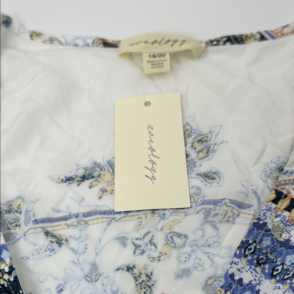 Elegant Blue and White Patterned Blouse - Picture 16 of 16